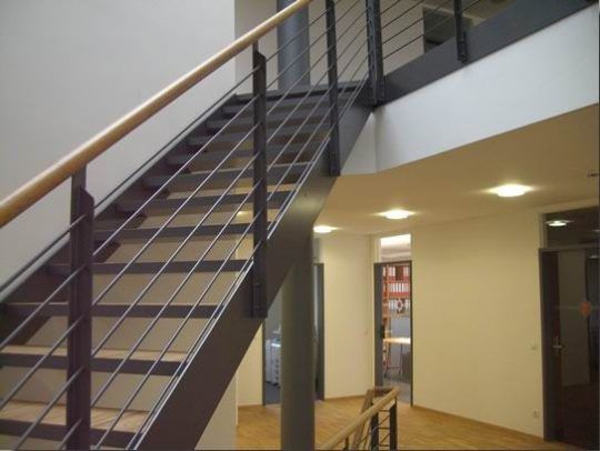 Bürotreppe mit Parkettstufen in Burghausen, pulverbeschichtet und Holzhandlauf. 