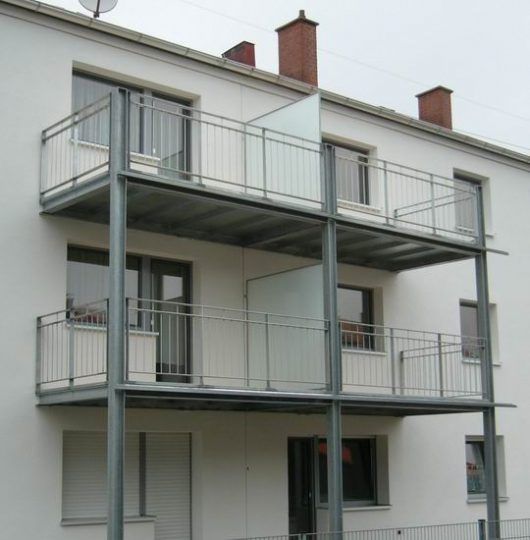 Balkone München , Doppelbalkone mit Trennwand als Anbaubalkone
