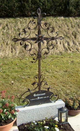 Grabkreuz Bronze, gespalten, mit Blättern und Grabtafel