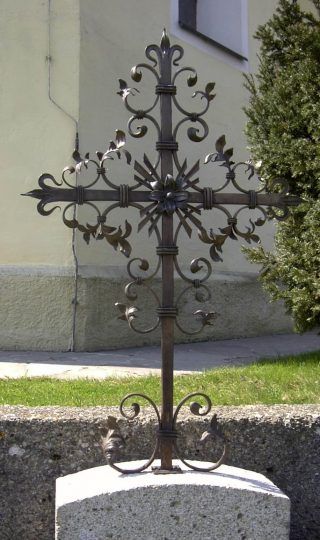 Grabkreuze im Chiemgau -  Bronzekreuz mit Granitsockel 