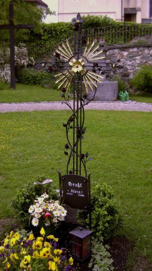 schmiedeeisernes Grabkreuz in Traunstein - mit Rosen, vergoldetem Strahlenkranz und Grablaterne 