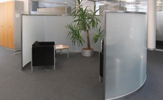 Runde Sichtschutzelemente als Abtrennung im Büro - Edelstahl - Glas- Konstruktion in München