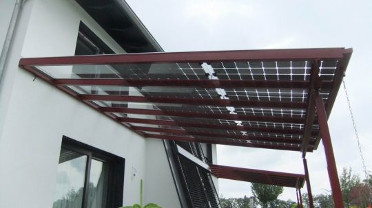 Überdachung mit Solarmodul in Burghausen. Terrassendach mit Photovoltaik