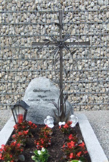 filigranes Bronzekreuz in Oberbayern mit Rankwerk