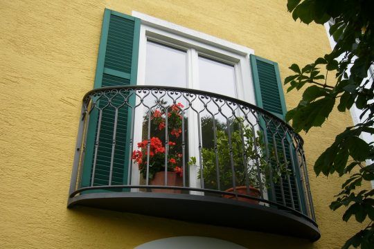 Französischer Balkon Altötting, mit Austritt und geschmiedeten Füllstäben.