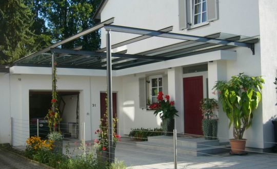Terrassenüberdachung in Burghausen, teilverglast mit Pergola und Rankmöglichkeit