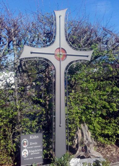 modern gestaltetes Grabkreuz in Altötting - Stahl und Edelstahl mit Schrifttafel 