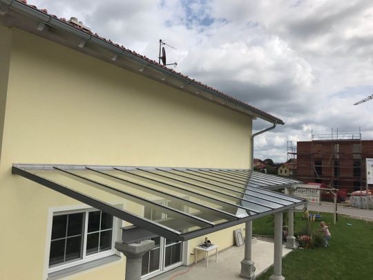 Terrassenüberdachung Mühldorf mit Träger auf Betonsäulen -- anthrazit pulverbeschichtet