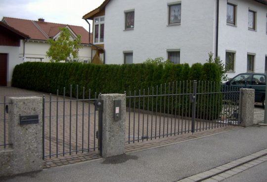 Gartentüre und Einfahrtstor in Mühldorf, mit Vierkantstäben und gelochten Gurten