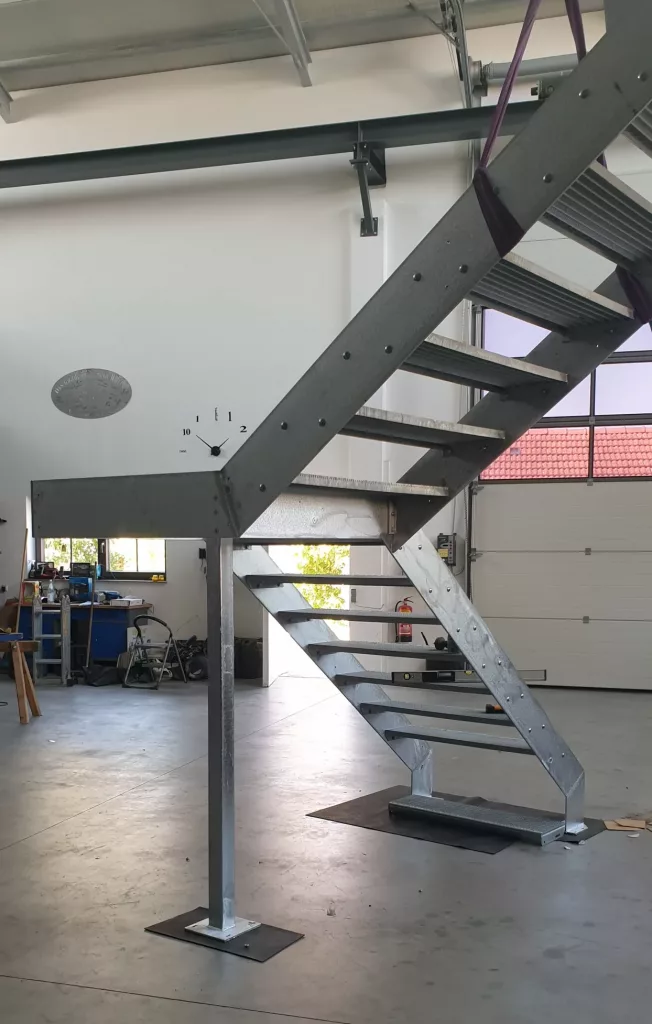 Eine verzinkte Stahltreppe für den Außenbereich, wird für die Montage in Rosenheim vorgefertigt. 