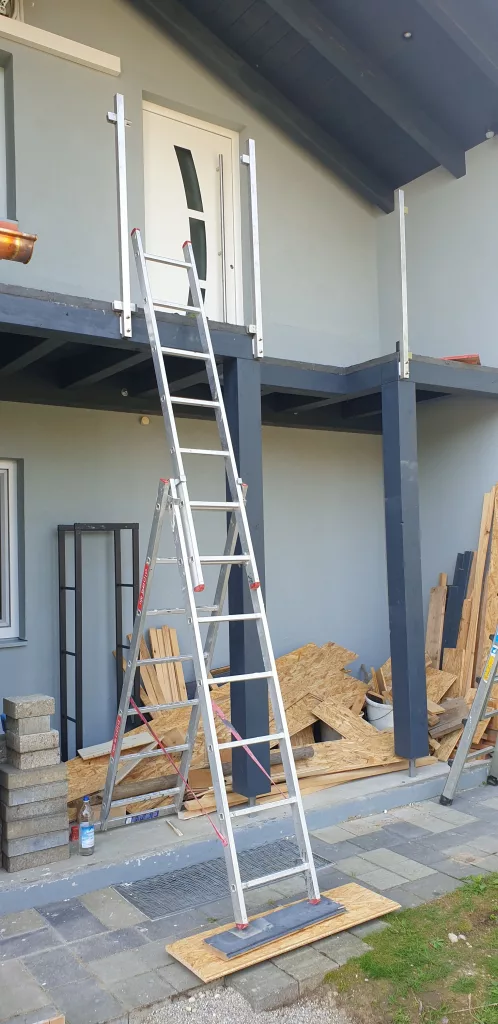 Holzbalkon vor der Montage der verzinkten Aussentreppe.