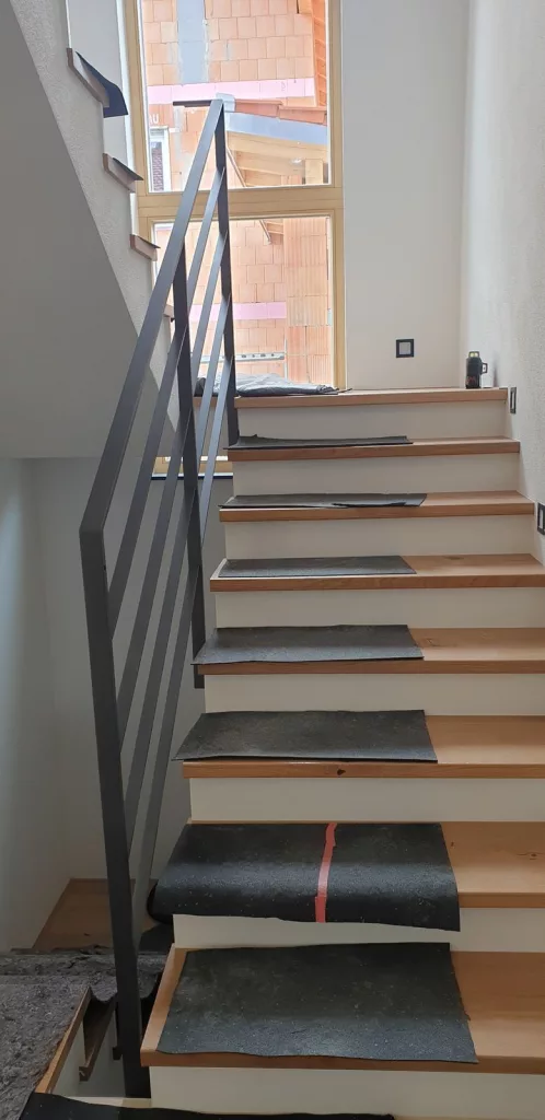 Montage eines Treppengeländers in einem Privathaus in Burghausen.