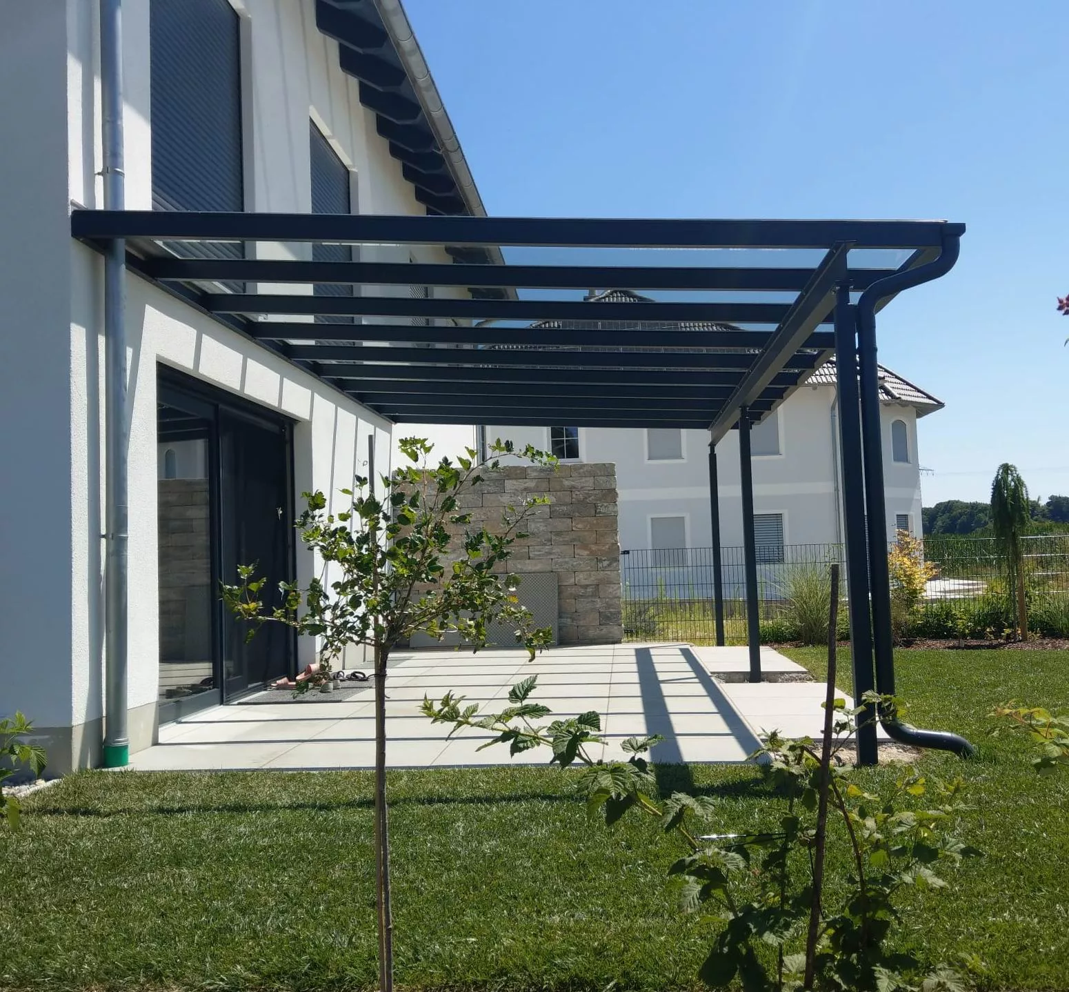 Terrassenüberdachung Mühldorf in RAL-Farbton beschichtet.