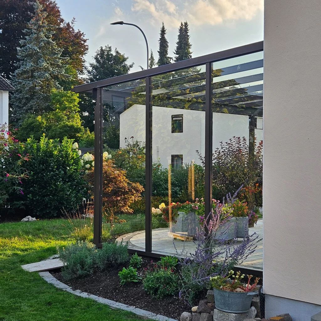 Seitenverglasung der Terrassenüberdachung, ähnlich wie man es von Wintergärten kennt.