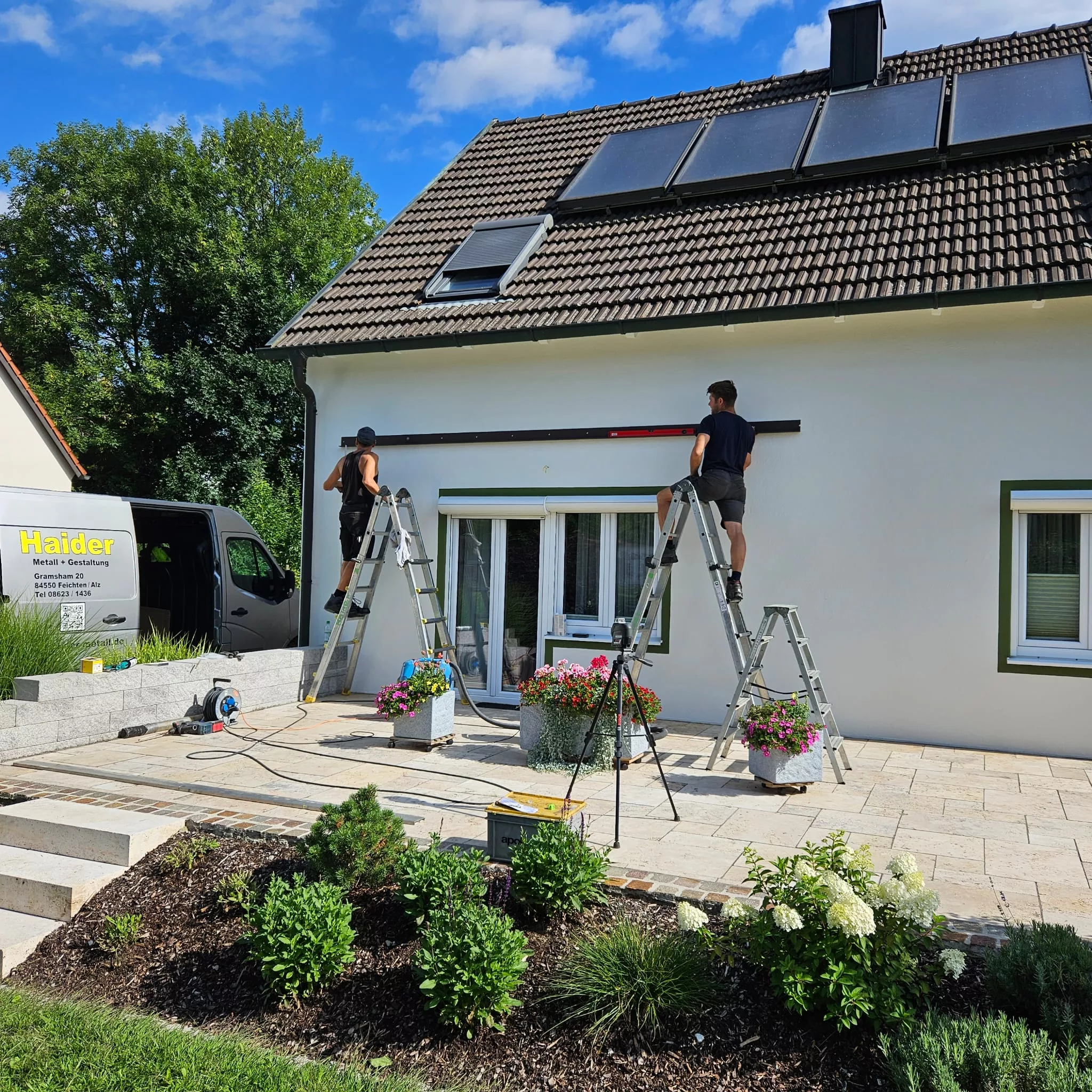 Montage eines Terrassendachs in einer Wohnsiedlung nahe Altötting.