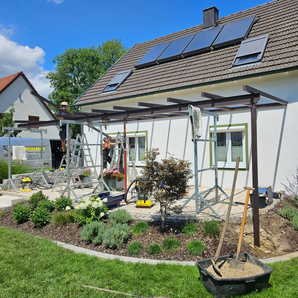 Aufstellen einer Stahlkonstruktion, als Terrassenüberdachung an einem Privathaus in Altötting.