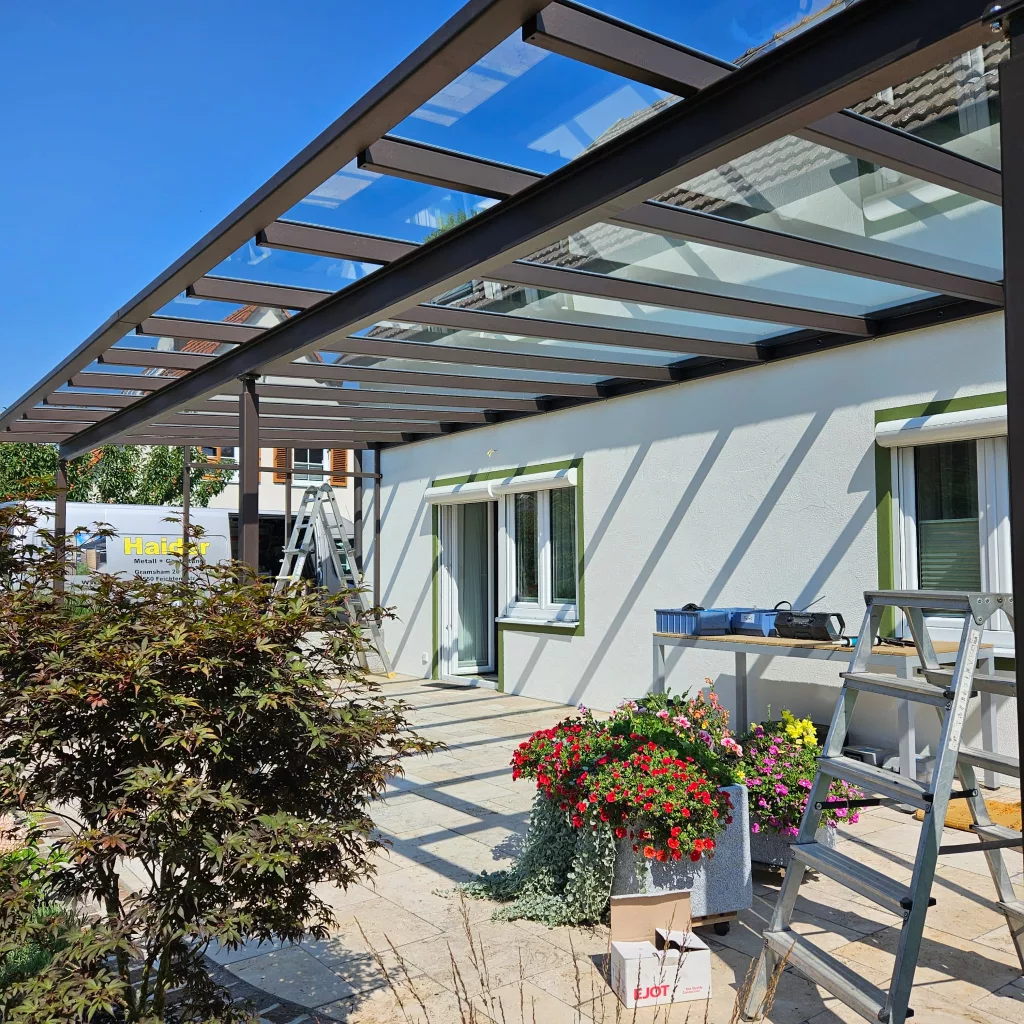 Ansicht des fertig verglasten Terrassendachs.