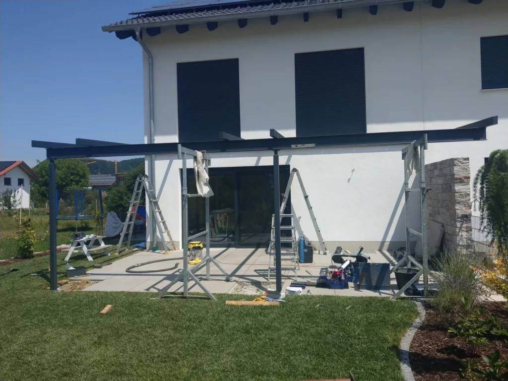Montage der Dachsparren für die Terrassenüberdachung auf einer Baustelle in Mühldorf in Oberbayern.