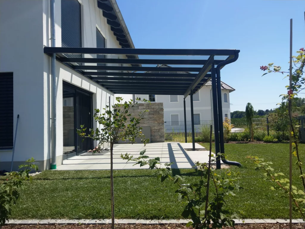 fertig montierte Überdachung an einem Einfamilienhaus in Mühldorf.