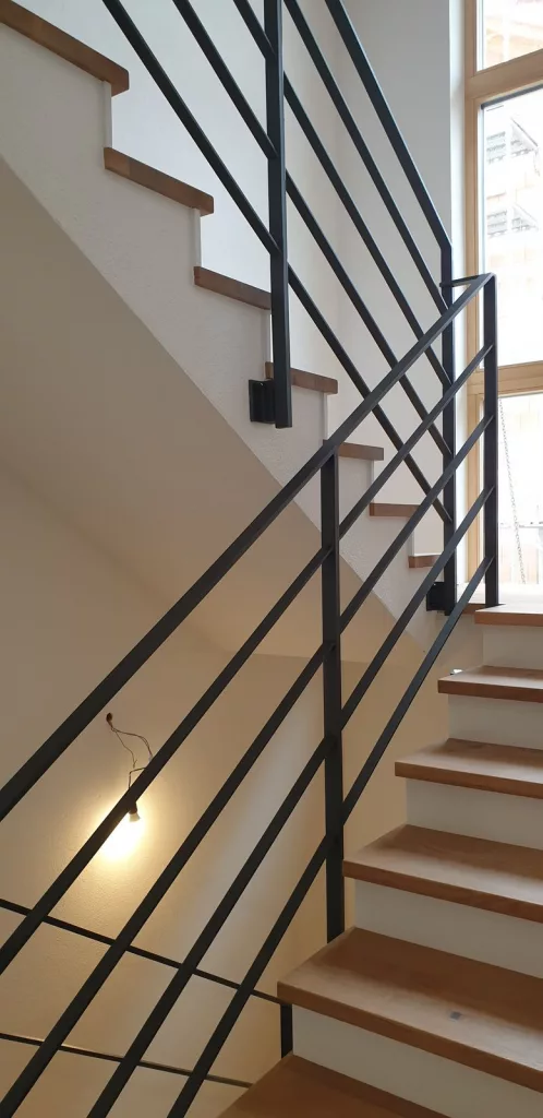 Treppengeländer Burghausen mit beschichteten Flacheisen.