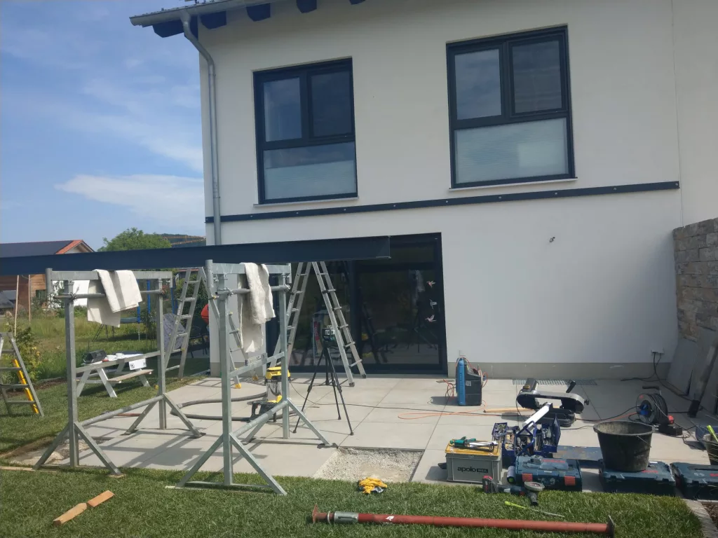 Montage in Mühldorf. Aufstellen einer Terrassenüberdachung mit VSG-Glasscheiben.