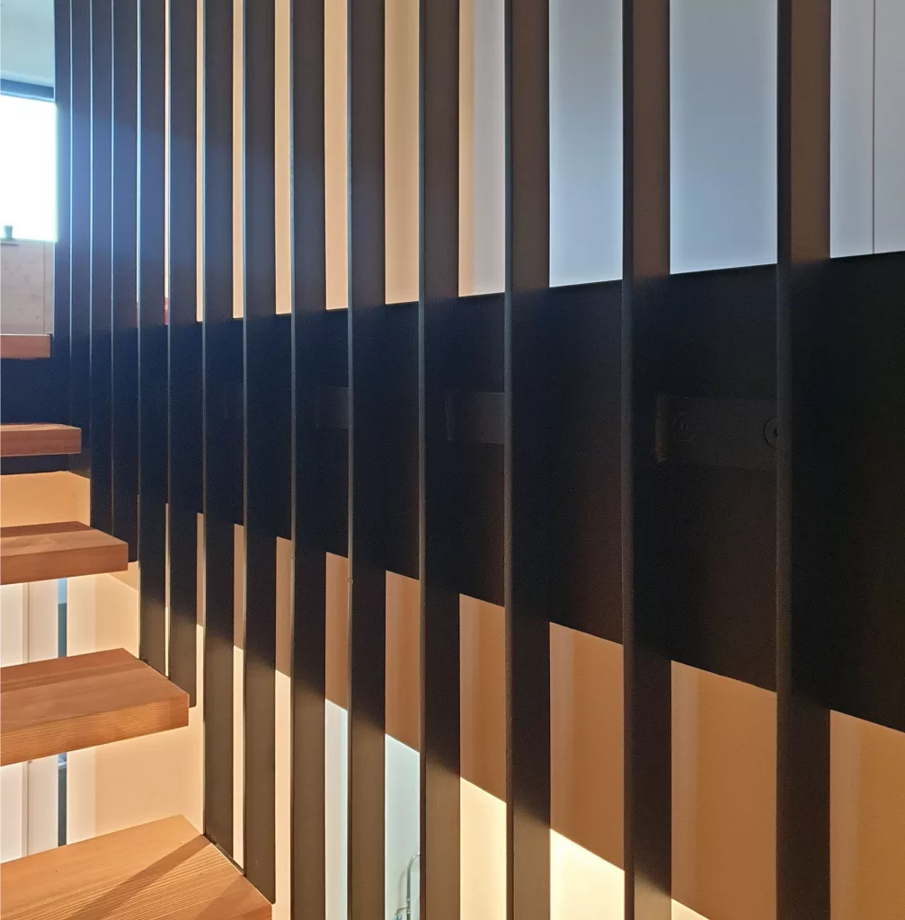 Estrichwangen im Deckenbereich mit Verschraubung des Harfengeländers für eine Stahltreppe.