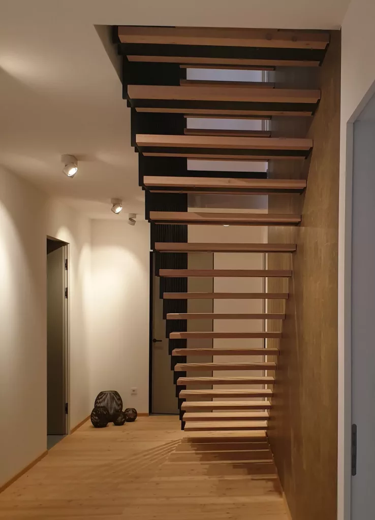 Stahltreppe mit Harfengeländer in einem Wohnhaus in Traunstein.