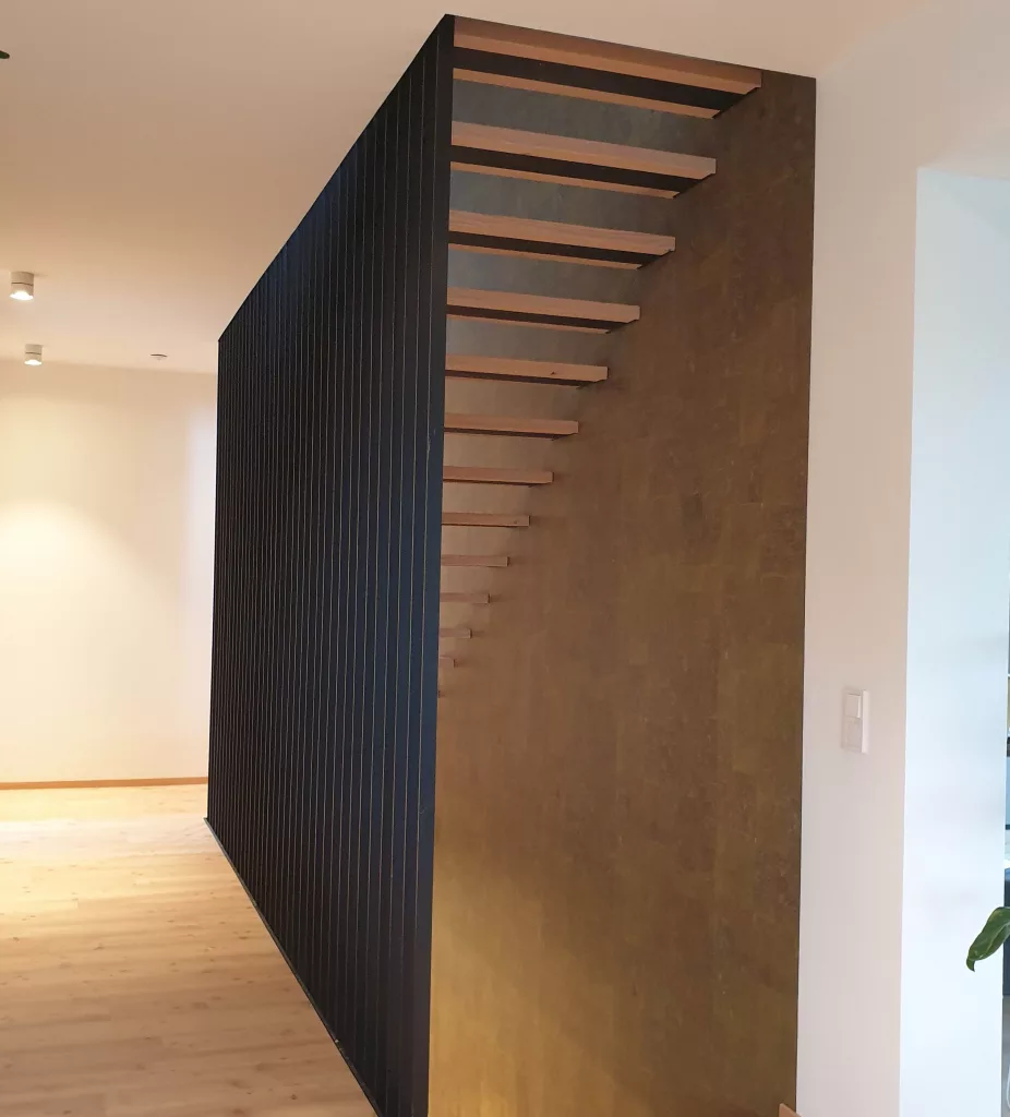 Treppenbau in Traunstein. Metalltreppe mit Harfengeländer und Massivholzstufen