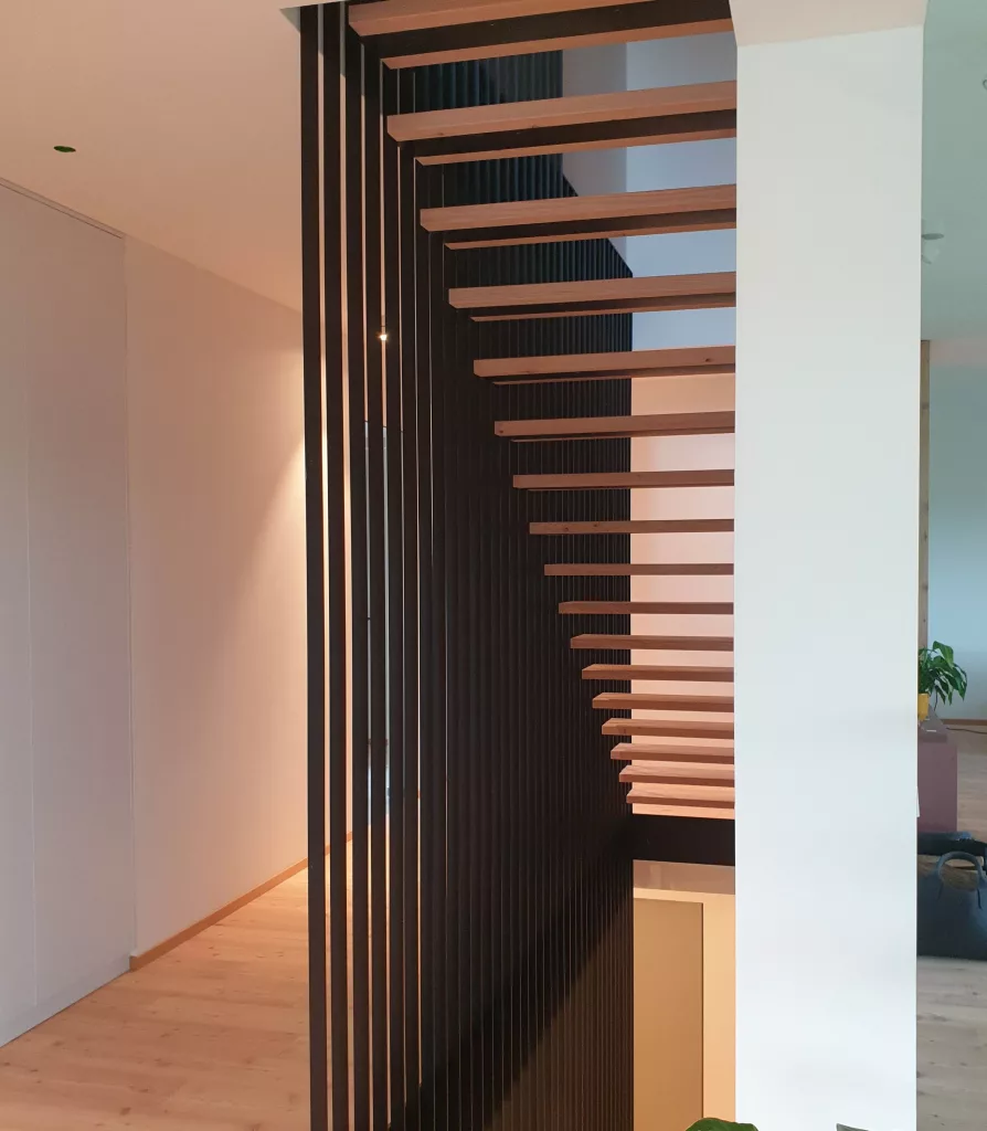 Innentreppe mit Harfe aus Flachstahlprofilen, mattschwarz lackiert.